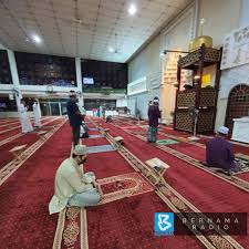 Sebuah premis dipercayai dijadikan pusat judi dalam talian yang berselindung di sebalik perniagaan pusat snuker, adalah di antara premis disita dalam operasi bersepadu majlis bandaraya shah alam (mbsa) sekitar bandar baru sungai buloh di sini, hari ini. Bernama Radio Twitterren Pkpp Sekitar Solat Maghrib Dan Isyak Di Masjid Bandar Baru Sg Buloh Selangor Gambar Ihsan Pendengar Bernama Radio Https T Co Sqh7zo49j1