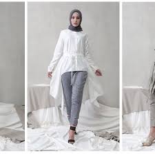 Modelnya pun tak kalah modis, gamis brokat ini tampak trendi dengan perpaduan bahan brokat dan kain tule pada bagian roknya. 11 Merk Baju Muslim Lokal Yang Bagus Dan Berkualitas