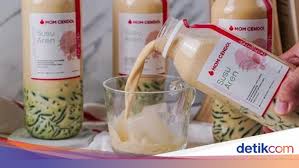 Anda bosan dengan es cincau dapat berganti dengan jenis minuman segar yang lain seperti es cendol yang lebih aduhai rasanya. 5 Tempat Beli Es Cendol Botolan Yang Manis Segar