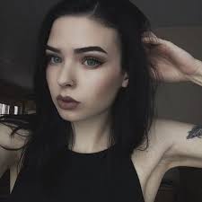 Imagem De Alternative Black Hair And Dyed Hair Black Hair Green Eyes Black Hair Aesthetic Black Hair Green Eyes Girl