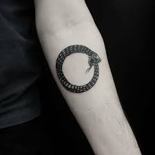 Who knew a snake eating its tail would make for such a beautiful body art, especially when you add the flowers. 1001 Ideas For A Beautiful Ouroboros Tattoo And The Meaning Behind It