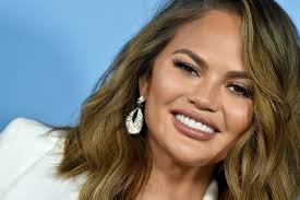 Chrissy teigen attends the 2019 vanity fair oscar party at wallis annenberg center for the performing arts on feb. Chrissy Teigen Apologizes For Being A Weird Twitter Bully
