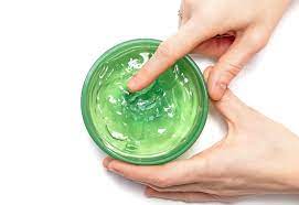 Basta applicarlo sui capelli umidi o asciutti per dare maggiore volume e definizione. Aloe Vera Per Capelli 5 Modi Per Usarla Contro La Caduta Dei Capelli