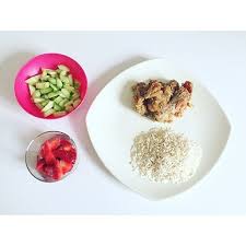 Fify Au Regime On Instagram Repas De Ce Midi 727 Kcal Entree Concombre Plat Rougail Saucisse Et Riz Dessert Fraises Food Breakfast Oatmeal