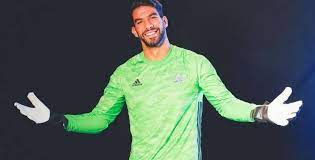 ووعد ممدوح عيد المدير التنفيذي بنادي بيراميدز شريف إكرامي حارس مرمى الأهلي بالمشاركة أساسياً في مباريات الفريق في الموسم المقبل. Ø§Ù„ÙˆØ·Ù† Ø³Ø¨ÙˆØ±Øª Ø´Ø±ÙŠÙ Ø¥ÙƒØ±Ø§Ù…ÙŠ ÙŠØªÙ„Ù‚Ù‰ 3 Ø£Ù‡Ø¯Ø§Ù ÙÙŠ Ø´Ø¨Ø§ÙƒÙ‡ Ù„Ø£ÙˆÙ„ Ù…Ø±Ø© Ø®Ù„Ø§Ù„ 6 Ø¯Ù‚Ø§Ø¦Ù‚ ÙÙ‚Ø· ÙÙŠØ¯ÙŠÙˆ