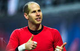 €13.00m * may 6, 1990 in budapest, hungary O Gulacsi Peter Parja Mar 11 Eve A Gyonyoru Focistafeleseg Masodik Gyermekukkel Varandos Hazai Sztar Femina