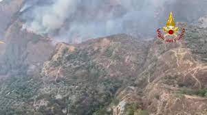 In fiamme ettari di macchia mediterranea. 1njfdejf8heosm
