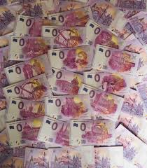 0 euro scheine standort / schloss regisseurin susanne tiesler frisch 0 euro scheine die mit der konzeption der burg mildenstein im innenhof der burg in leisnig deutschland 17 august 2017 gedruckt die souvenir geld ist auf echten / in deutschland, belgien, der schweiz. Euro Souvenir Konzept Uroschein Souvenir