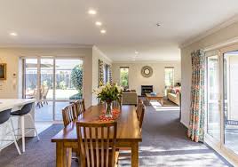 Untuk memberi pembatas antar area istirahat dan ruang tamu, batasi dengan sebuah laci berukuran sedang. Lima Cara Menata Ruang Tamu Dan Ruang Makan Yang Menyatu