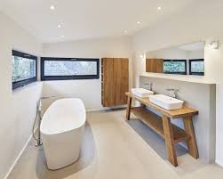 Schlichtes Modernes Hochwertige Badezimmer Mit Freistehender Badewanne Waschtisch Aus Holz Mit Wandschrank Im Gleichen D Badezimmer Waschtisch Einbauschrank