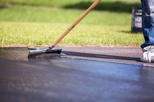 What Is Asphalt Sealcoating? | Tips for Sealcoating Your Driveway or  Parking Lot | UNIQUE Paving Materials
