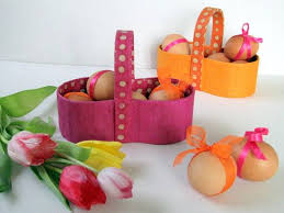 Ce petit panier peut servir à décorer la table de pâques. 10 Paniers De Paques A Faire Soi Meme La Cour Des Petits