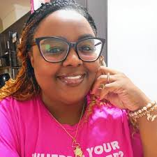 Blueface attempts to style his girlfriend's hair after fans kept telling  her to get her hair done 👀😅