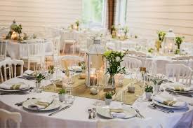Decoration De Mariage Lin Et Dentelle Par Feelicite Wedding Design Et Organisation De Mar Decoration Table Ronde Mariage Decoration Mariage Deco Salle Mariage
