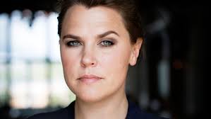 Maria elisabeth mia skäringer (born october 4, 1976) is a swedish actress and comedian who has twice won the kristallen award. Mia Skaringer Solsidan Anna Har Mycket Av Mig Sjalv Dn Se