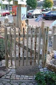 Bildergebnis Fur Staketenzaun Haselnuss Tor Selber Bauen Gartenturen Zaun Gartentore