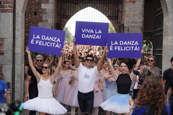 La grande marcia danzante di On Dance giudata da Roberto Bolle