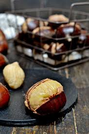 Ingredienti per ogni kg di castagne 3 litri di acqua 1 cucchiaio di sale grosso un paio di foglie di alloro o semi di finocchio. Come Lessare Le Castagne Per Spellarle In Un Attimo