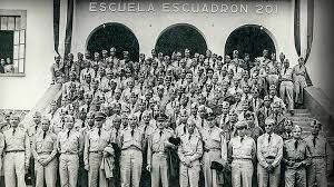 Aveces creemos que las geishas eran prostitutas, pero la realidad es que no lo son, si bien se dedicaban a entretener a los hombres, o a los soldados como ocurrió en la segunda guerra mundial, eran muy pocas , casi nulas, las ocaciónes en que se prestaban servicios sexuales. Ii Guerra Mundial El Escuadron 201 De Mexico Jugo Un Gran Papel En La Derrota De Los Japoneses Rt
