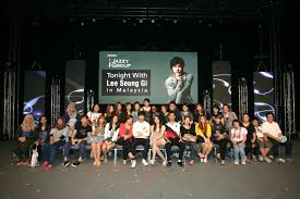 Lee seung gi is a south korean singer, actor, host, and entertainer. Tonight With Lee Seung Gi In Malaysia Group Photo With Fans Jazzy Group Of Companies