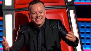 Gigi d'alessio è stato visto camminare mano nella mano con una ragazza che, secondo indiscrezioni, altri non sarebbe che la nuova fidanzata del cantante, denise esposito. Gigi D Alessio Ready To Remarry