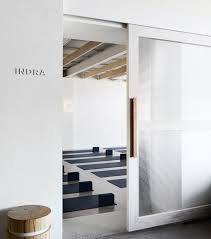 Melbourne S Most Laid Back Seafront Suburb Gains A New Yoga Retreat Diseno De Estudio De Yoga Estudios De Yoga Estudio De Pilates