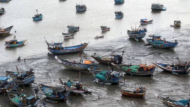 Navy on high alert in Mumbai: Fleet deployed, fishermen boats, crew being accounted for | Mumbai News - The Indian Express