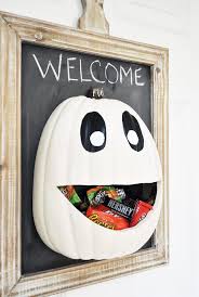 Halloween Dekoration Fur Draussen Turdekoration Anleitung Weisser Kurbis Mit Augen Und Diy Crafts 2019 Halloween Deko Selber Machen Halloween Deko Halloween Deko Fur Draussen