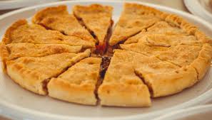 La dolcezza delle cipolle di tropea e il delicato sapore del tonno. Focaccia Pugliese Ripiena Di Cipolle E Olive