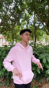 Gue berbalik, ngelambain tangan pas mereka teriak terimakasih sama makanannya. Pin Oleh Nat Di Tengku Gambar Teman Gaya Pria Fotografi