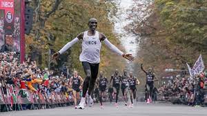 Watch kipchoge make history live here: Eliud Kipchoge Dominates At Nn Mission Marathon Wins In 2 04 30 Canadian Running Magazine