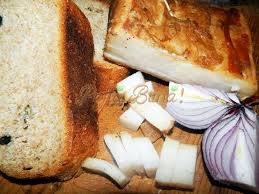 Se ia slanina cruda proaspata cat mai groasa, taiata in fasii inguste si lungi. Cum Se Prepara Slanina Retete Culinare Cu Gina Bradea