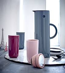 Kanne Von Stelton Auch Als Designobjekt Warmstens Empfohlen Thermoskanne Von Erik Magnussen Geschirr Thermoskanne Coffee To Go Becher