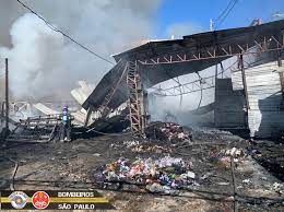 Jun 03, 2021 · hoje em dia hora do faro. Galpao De Reciclaveis Pega Fogo Em Carapicuiba Na Grande Sp Sao Paulo G1