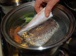 Per preparare il nasello in umido iniziate col sciacquare sotto acqua corrente i filetti (già privi della pelle) e tamponateli con carta assorbente. Ricetta Nasello Lesso Con Sedano E Carota Ideericette