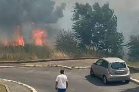 Перевод контекст un incendio, oggi c итальянский на русский от reverso context: Incendi Tra Roma E Provincia I Roghi Bloccano Anche L Aeroporto In Un Giorno 40 Interventi