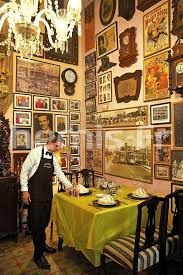 Cuba La Havane Centro Havana Serveur A L Ancienne Dans Une Salle Chargee De Vieilles Photos Dans Le Paladar San Cristobal La Havane Cuba Patrimoine Mondial