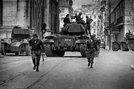 Às primeiras horas da manhã, militares de vários ramos, ocuparam pontos estratégicos na capital portuguesa. Visao O Que Foi O 25 De Abril De 1974