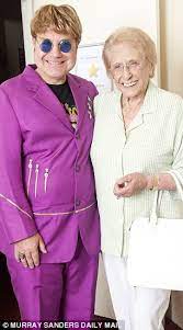 Soulful english singer who moved from simple, sensitive piano rock to become a glamorous music superstar. Elton John S Mum And His Lookalike Talk About Their Close Friendship Daily Mail Online