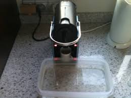 Remplir le réservoir d'eau avec la solution de détartrage usagée recueillie dans le récipient et. Detartrage Machine Nespresso Comment Detartrer Votre Pixie