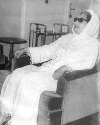 أم كلثوم عند ذهابها لآداء فريضة الحج cool illusions old pictures arab celebrities