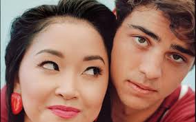 Noah Centineo e Lana Condor são vistos juntinhos no set