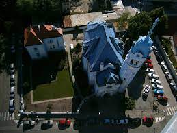 A) v secesnom architektonickom štýle b) v neoklasickom architektonickom štýle c) v novobarokovom štýle. Domov Modry Kostol