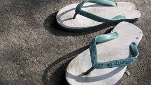 Arti yang tepat dari mimpimemakai sandalialah ada yang bermakna bagus atau ada juga yang mengartikan sebagai pertanda yang baik berkaitan dengan urusan asmara anda. Mimpi Sandal Hilang Buku Tafsir Mimpi