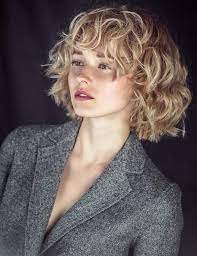 Le Carre Dynamique Coupe De Cheveux Idees De Coupe De Cheveux Cheveux Courts Frises