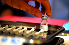 Σοκ προκαλεί η καταγγελία μιας 63χρονης γυναίκας, σύμφωνα με την οποία εμφάνισε θρόμβο στο πόδι της, τέσσερις ημέρες αφότου έκανε το εμβόλιο της astrazeneca, ενώ το περιστατικό δεν εξετάστηκε ποτέ από τις αρμόδιες αρχές. Embolio Astrazeneca Stoys 30 39 Etwn Poso Prepei Na Anhsyxoyme Gia Ta Peristatika 8rombwsewn Flamis Gr