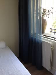 in between linnen gordijnen linnenlook en verduisterende stof in dezelfde kleur petrol blauw gordijnen slaapkamer gordijnen raamdecoratie