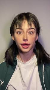 Eva Moses's Instagram, Twitter & Facebook