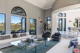 Kylie jenner unveiled a sneak peek at her $2.7 million calabasas mansion earlier this year and now she has finally released a complete tour of her luxurious estate welcome to her world: Kylie Jenner S Home Rents For More Than Most Average Americans Make A Year Home Stratosphere