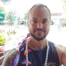 It seems like people are more empathetic towards single dads and they use  that to their advantage